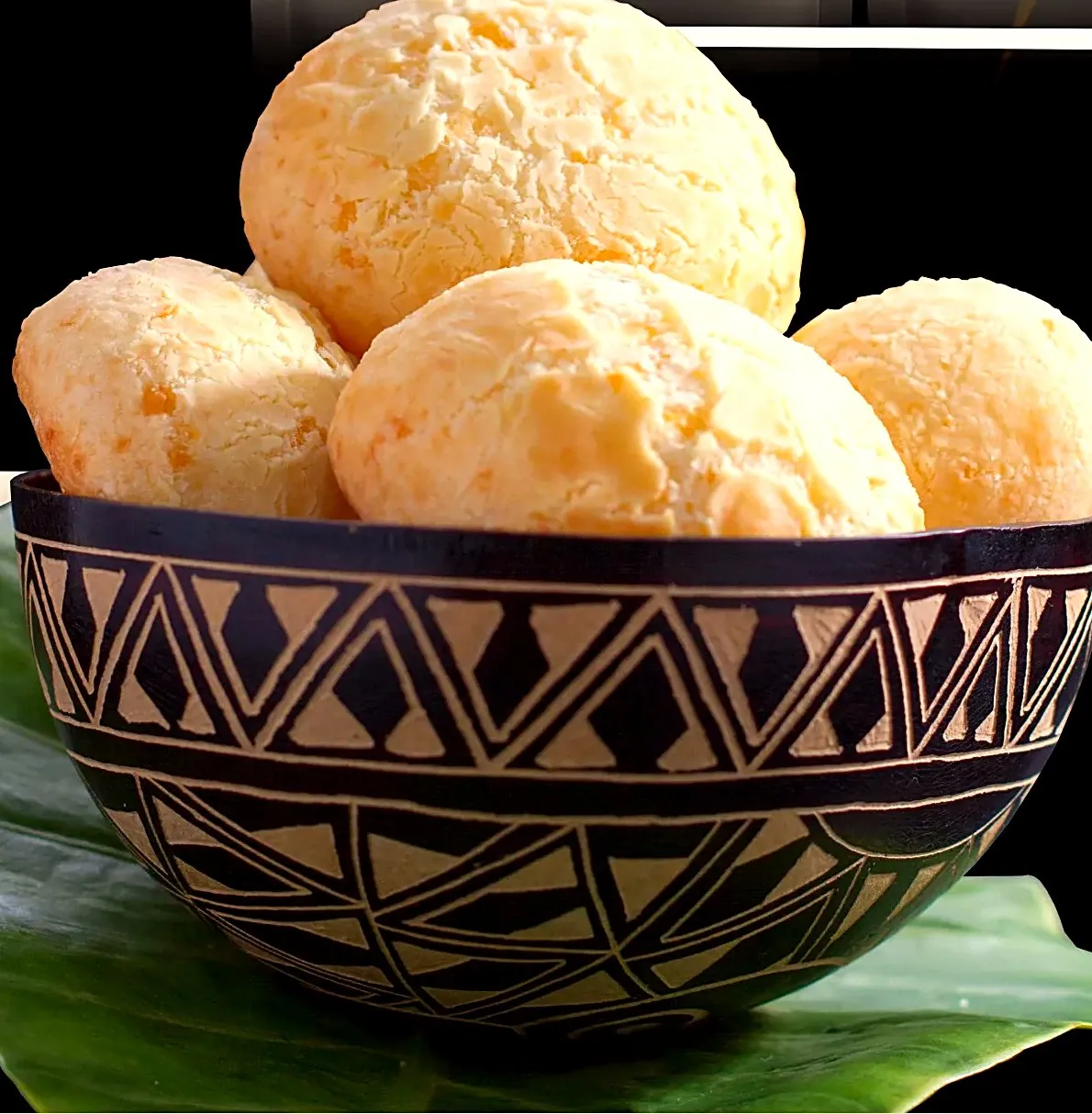 Pães de queijo numa taça com grafismo indígena