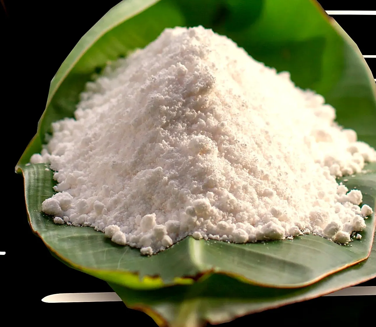 Fécula de tapioca sobre folha de bananeira